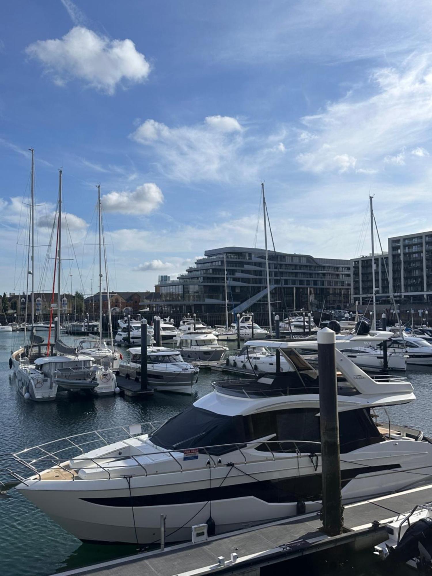 Ocean Village Marina 2 Bedroom Apartment With Balcony! Southampton Exterior photo