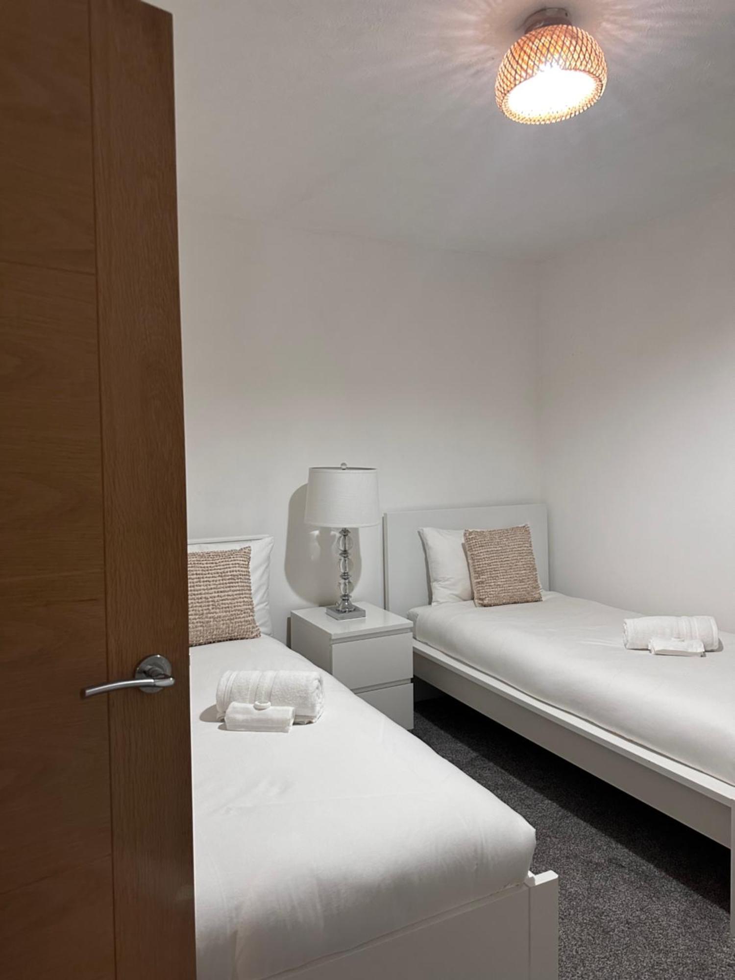 Ocean Village Marina 2 Bedroom Apartment With Balcony! Southampton Exterior photo
